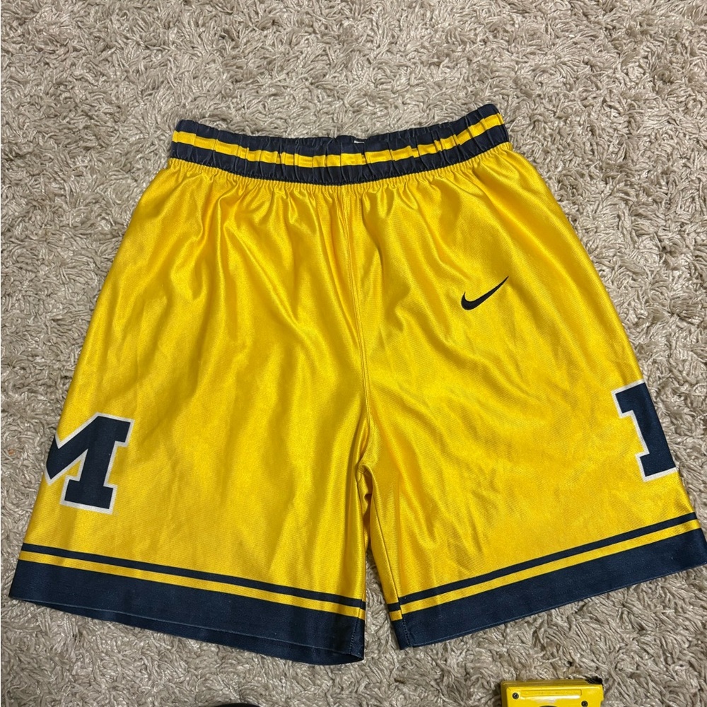 Vintage Nike University of Michigan bball shorts, good condition, size medium